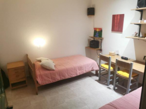 Cuarto privado separado de la casa principal y con entrada independiente